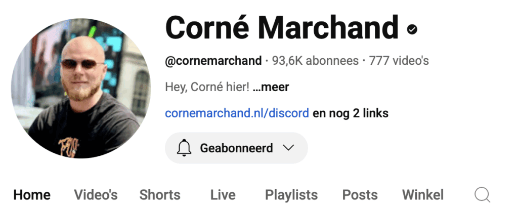 Screenshot van het YouTube-kanaal van Corné Marchand met 93,6K abonnees. Profielfoto met zonnebril in stadsomgeving. Korte kanaalintroductie en link naar Discord-community zijn zichtbaar.