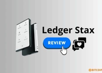 Futuristische weergave van de Ledger Stax hardware wallet met gebogen E Ink-touchscreen, minimalistisch ontwerp en hoogwaardige beveiligingskenmerken voor veilige crypto-opslag