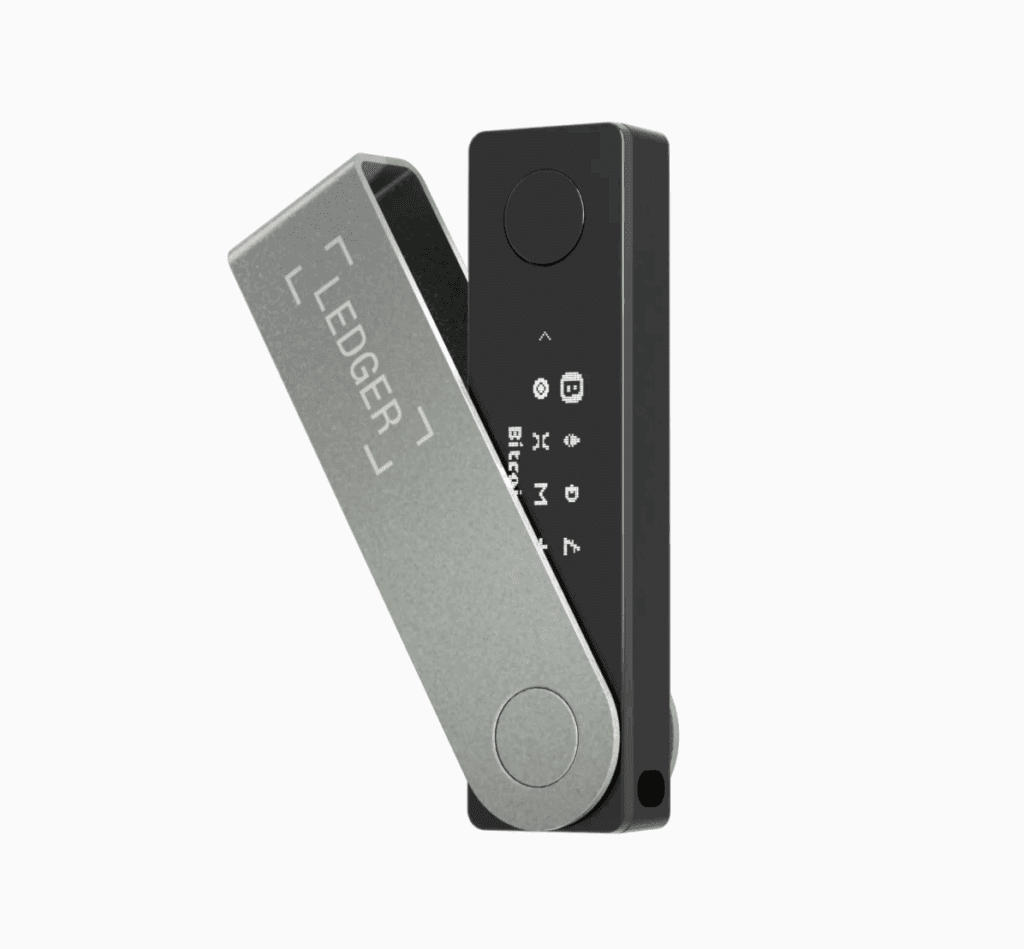 Close-up van de Ledger Nano X hardware wallet in opengeklapte positie, met zichtbaar scherm en metalen behuizing, ontworpen voor veilige offline opslag van cryptocurrency