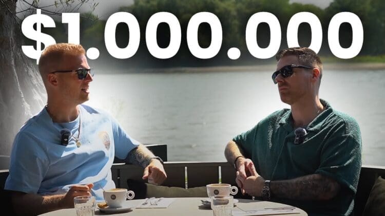 Chris en Barry van DoopieCash zitten aan een tafel met koffie en bespreken hun plannen om opnieuw een miljoen euro op te bouwen, met op de achtergrond een meer en de tekst "$1.000.000" groot in beeld.