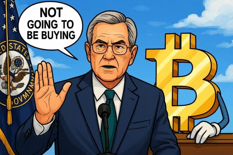 Karikatuur van Scott Bessent die tijdens een persmoment zegt dat de VS geen Bitcoin gaat kopen, met een groot Bitcoin-symbool op de achtergrond.