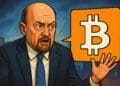 Cartoonachtige crypto-illustratie van een bezorgde man in pak die reageert op een groot oranje Bitcoin-symbool