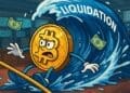 Cartoon van een Bitcoin-munt die overspoeld wordt door een golf met het woord "LIQUIDATION", symbool voor een massale crypto liquidatie.