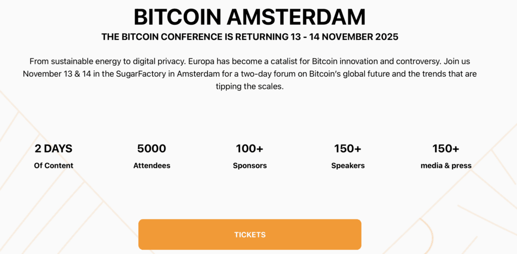 Informatieve banner over Bitcoin Amsterdam 2025 met data, locatie, en kerncijfers: twee dagen programma, 5000 bezoekers, 150 sprekers, 100 sponsoren en 150 mediapartners.