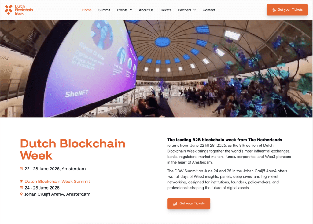 Overzicht van Dutch Blockchain Week in Amsterdam met conferentiezaal en publiek tijdens een blockchain evenement